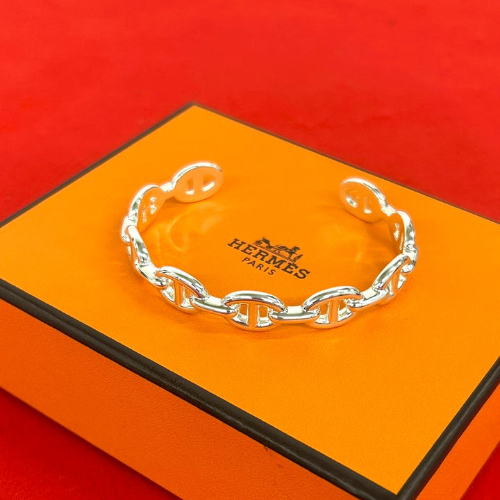blurRubbingHermes Chaine d'Incre Enchene Bangle