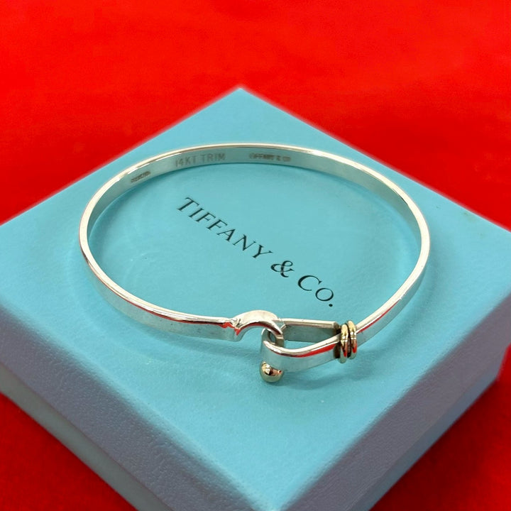 blurRubbingTiffany hook and eye bangle