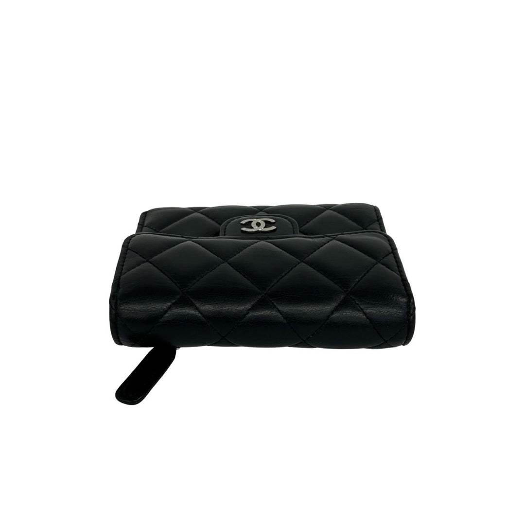 trifold wallet chanel