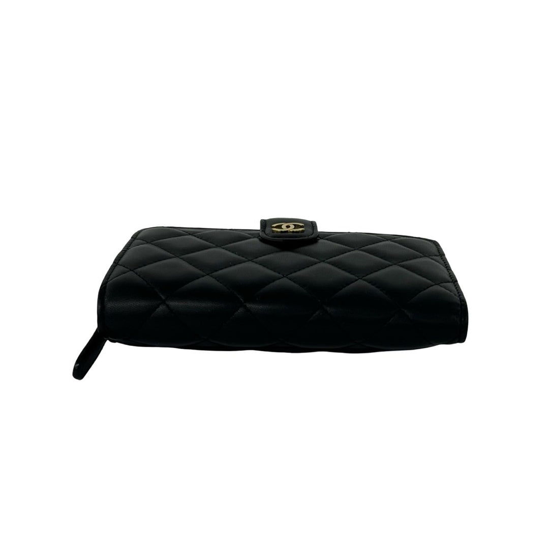 bifold wallet chanel