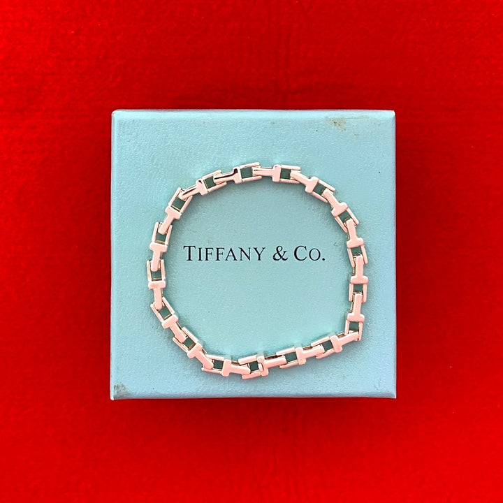 blurRubbingTiffany T Narrow BrakeRubbingCut