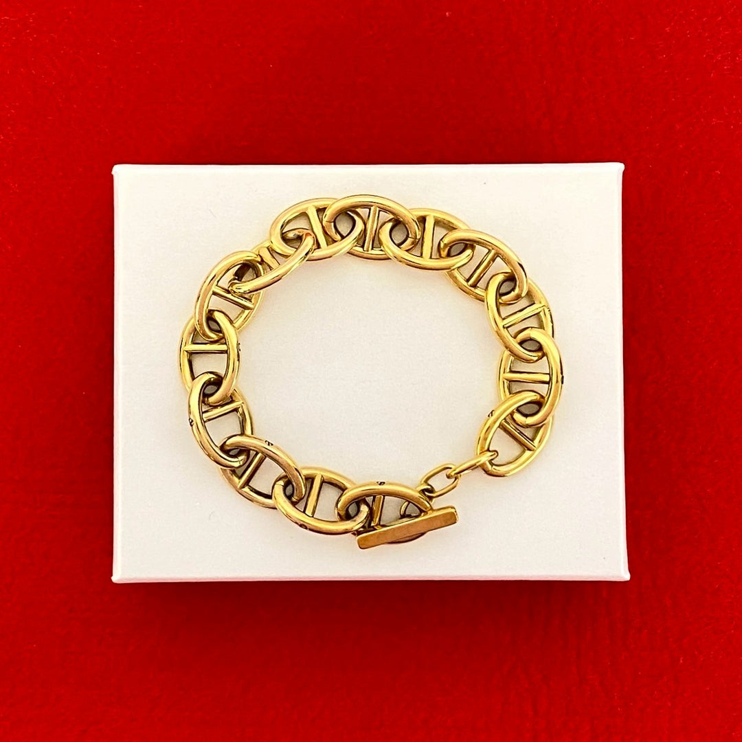 blurRubbinggucci anchor chain
