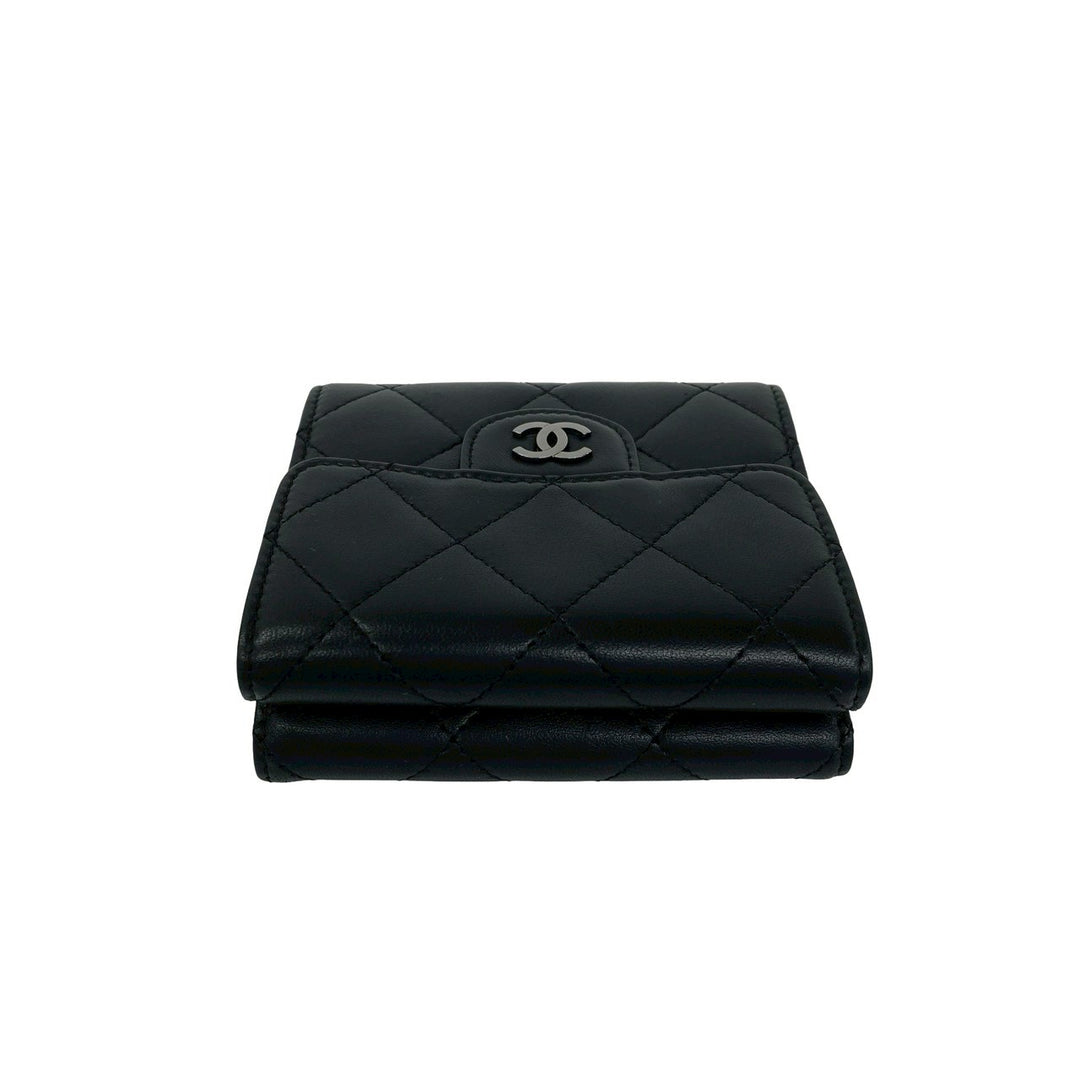 trifold wallet chanel