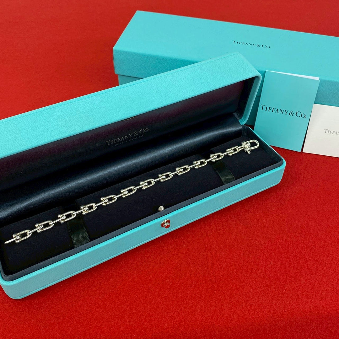 blurRubbingTiffany Hardware Small Link BureRubbingCut